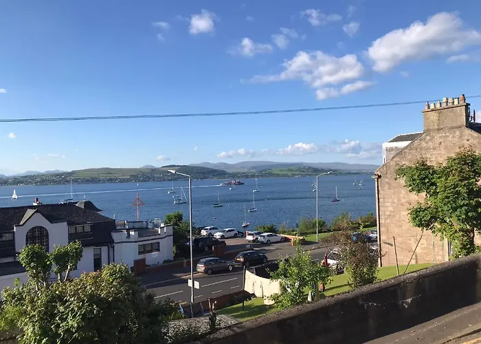 Beautiful 3-Bed Apartment In Gourock