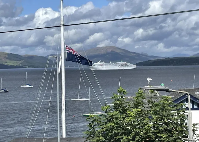Beautiful 3-Bed Apartment In Gourock